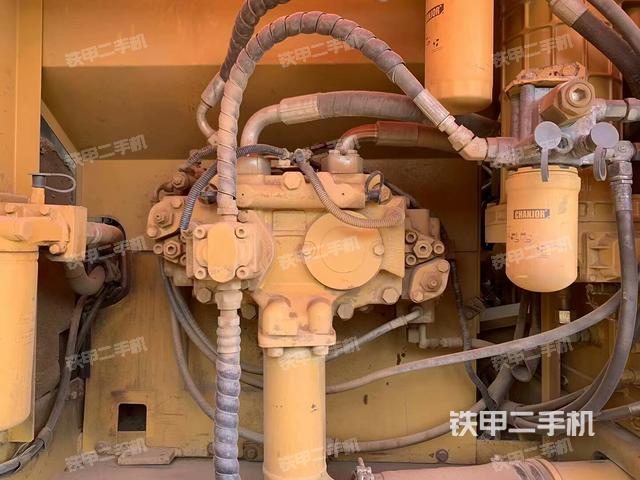 液压泵舱室正面整体（整机外观）