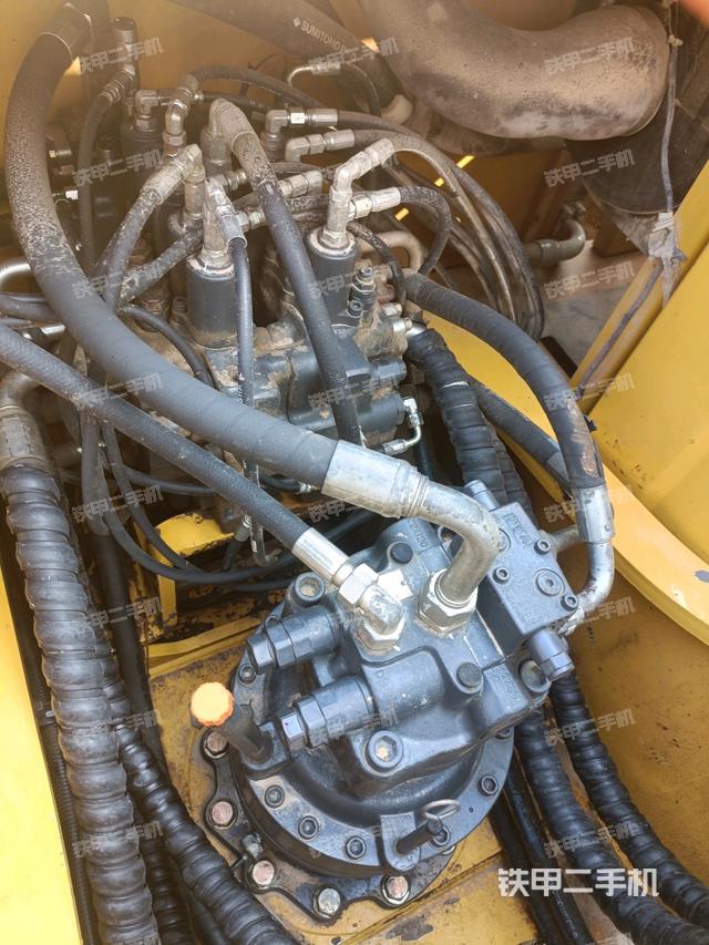 回转马达和主控阀(整机外观) 回转马达和主控阀(整机外观)