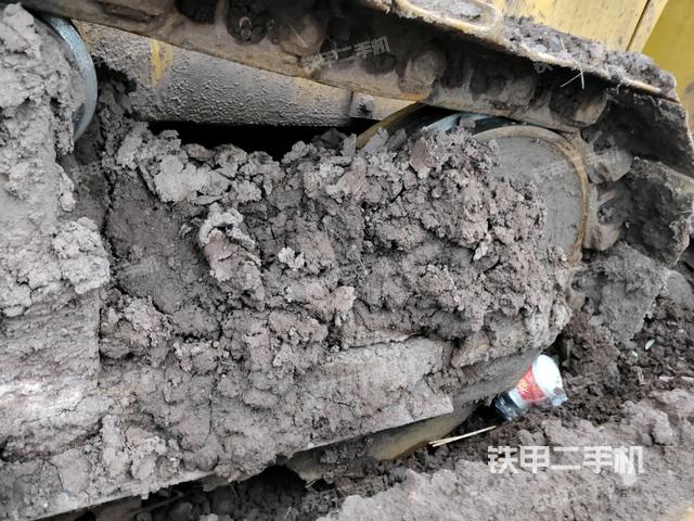 松土器全景(推土机底盘及工作装置) 松土器全景(推土机底盘及工作装置)