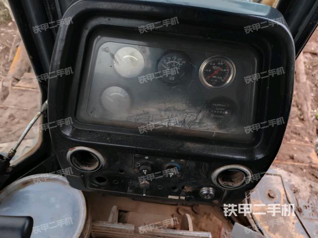 驾驶室内部全景(推土机驾驶室) 驾驶室内部全景(推土机驾驶室)