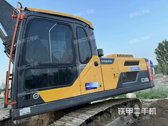 驾驶室顶部(整机外观) 驾驶室顶部(整机外观)