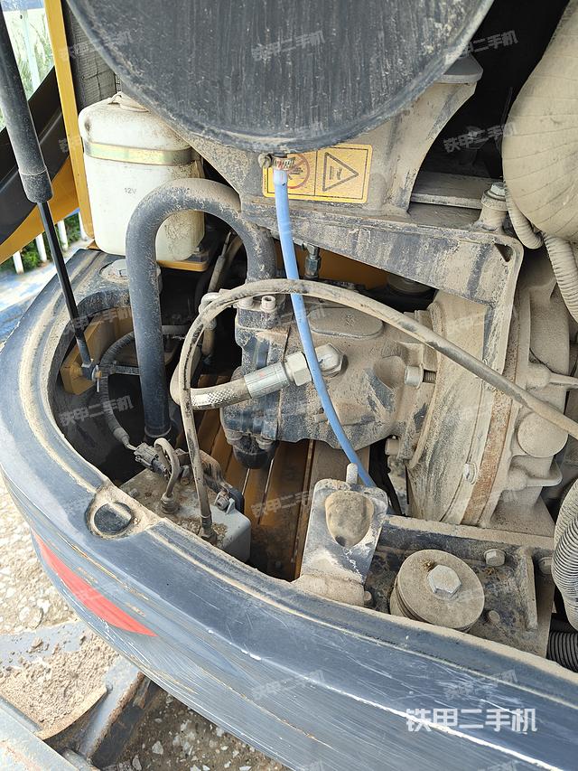 液压泵舱室正面整体（整机外观）