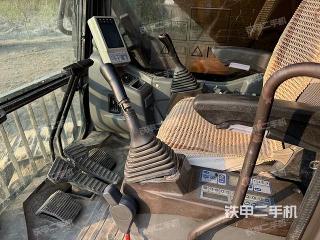 驾驶室整体(整机外观) 驾驶室整体(整机外观)