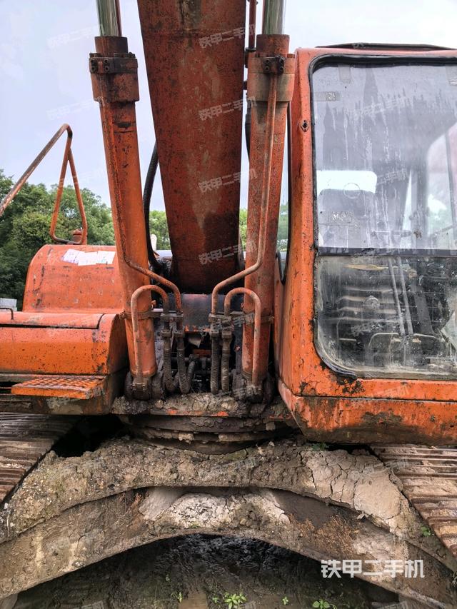 大臂油缸整体 竖拍(工作和回转装置) 大臂油缸整体 竖拍(工作和回转装置)