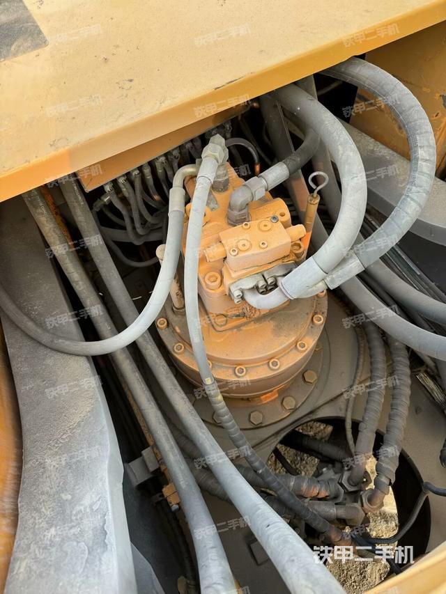 回转马达和主控阀(整机外观) 回转马达和主控阀(整机外观)