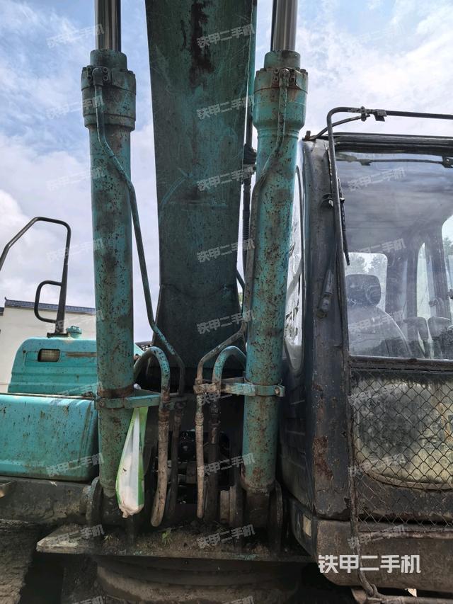 大臂油缸整体 竖拍(工作和回转装置) 大臂油缸整体 竖拍(工作和回转装置)