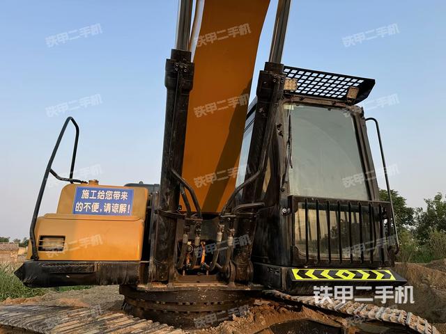 单侧履带整体(整机外观) 单侧履带整体(整机外观)