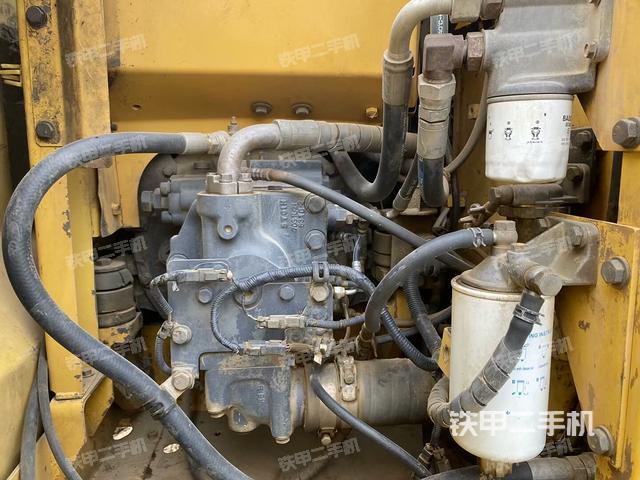 液压泵舱室正面整体(整机外观) 液压泵舱室正面整体(整机外观)