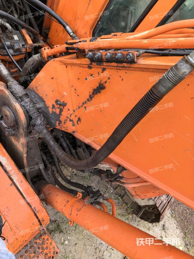 小臂整体右前(工作和回转装置) 小臂整体右前(工作和回转装置)