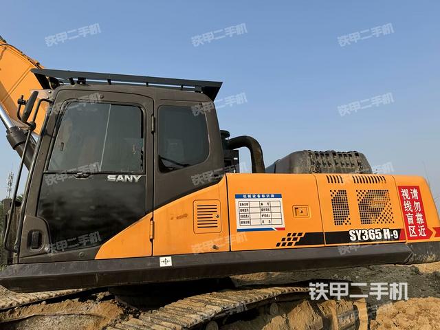 驾驶室顶部(整机外观) 驾驶室顶部(整机外观)