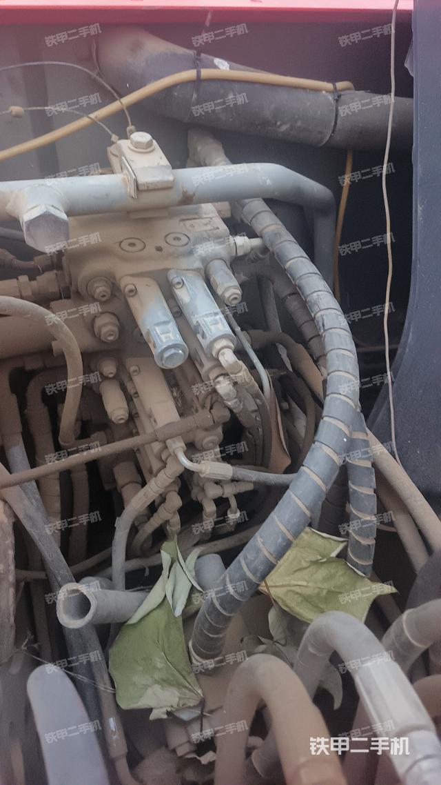 回转马达和主控阀(整机外观) 回转马达和主控阀(整机外观)