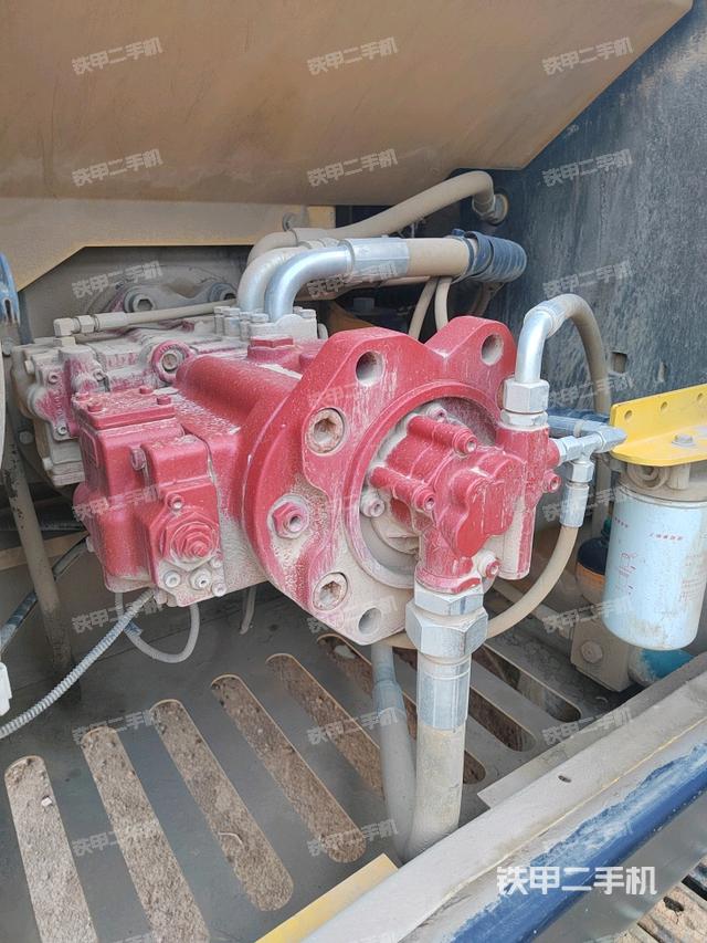 液压泵舱室正面整体（整机外观）