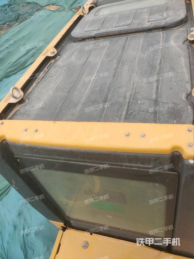 驾驶室顶部(整机外观) 驾驶室顶部(整机外观)