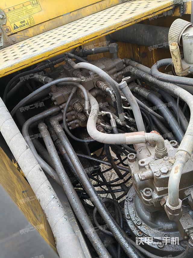 回转马达和主控阀（整机外观）