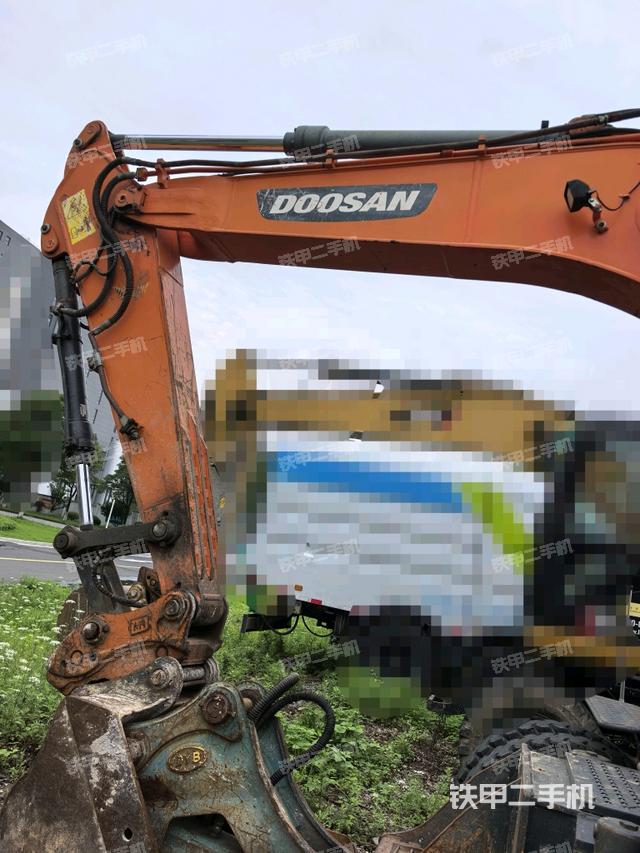 小臂整體左后(工作和回轉裝置) 小臂整體左后(工作和回轉裝置)