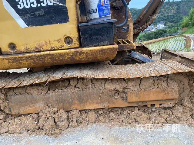 单侧履带整体(整机外观) 单侧履带整体(整机外观)