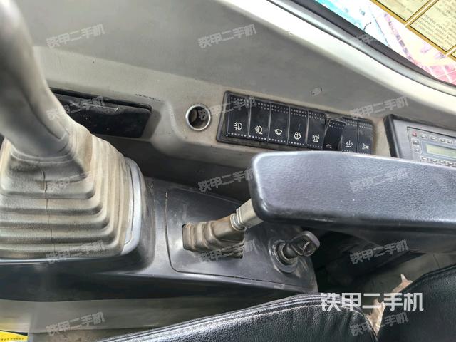 座椅右侧控制台/钥匙门/油门/含右手柄(驾驶室部分) 座椅右侧控制台/钥匙门/油门/含右手柄(驾驶室部分)