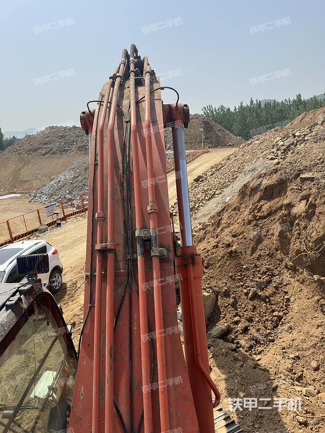 驾驶室顶部(整机外观) 驾驶室顶部(整机外观)