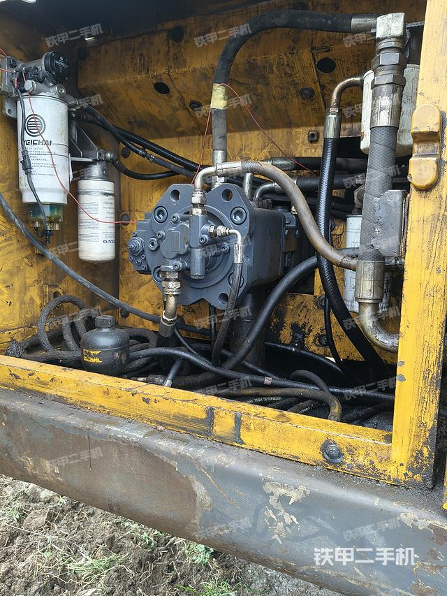 液压泵舱室正面整体（整机外观）