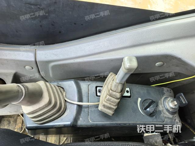 座椅右侧控制台/钥匙门/油门/含右手柄(驾驶室部分) 座椅右侧控制台/钥匙门/油门/含右手柄(驾驶室部分)