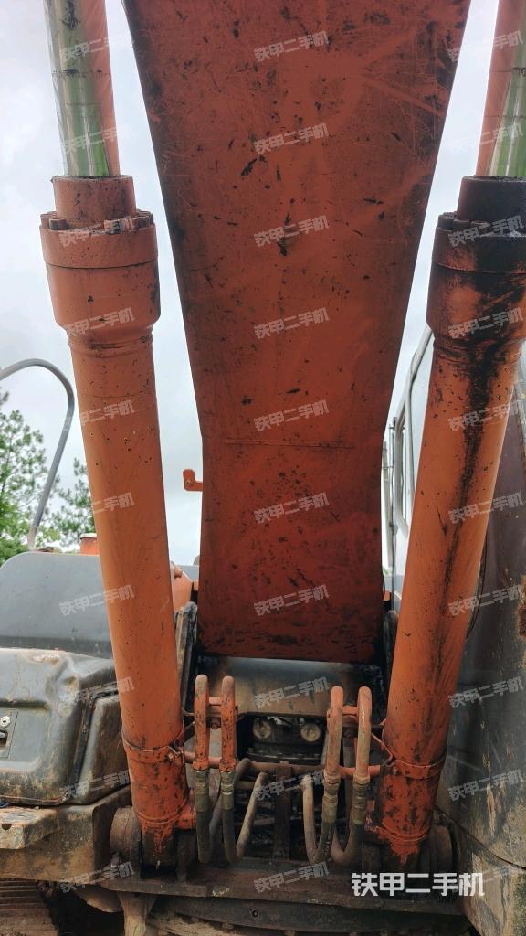 大臂油缸整体 竖拍(工作和回转装置) 大臂油缸整体 竖拍(工作和回转装置)