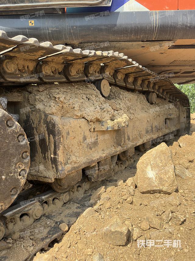 单侧履带整体(整机外观) 单侧履带整体(整机外观)