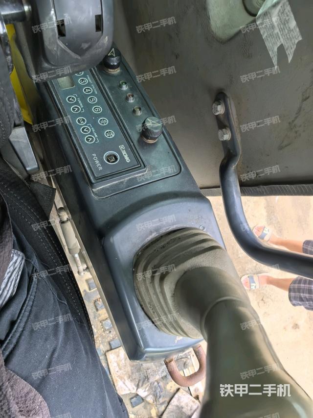 座椅左侧控制台/音响/含左手柄(驾驶室部分) 座椅左侧控制台/音响/含左手柄(驾驶室部分)