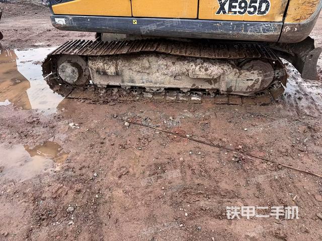 左侧履带整体 (行走机构) 左侧履带整体 (行走机构)