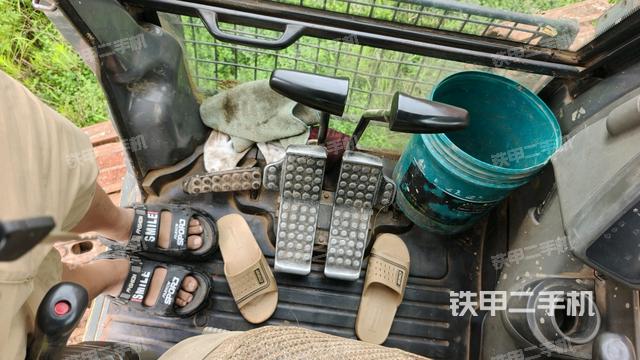 行走控制手柄和踏板 俯拍(驾驶室部分) 行走控制手柄和踏板 俯拍(驾驶室部分)