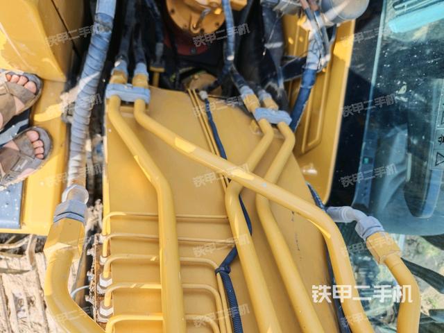 大臂油缸整体 竖拍(工作和回转装置) 大臂油缸整体 竖拍(工作和回转装置)