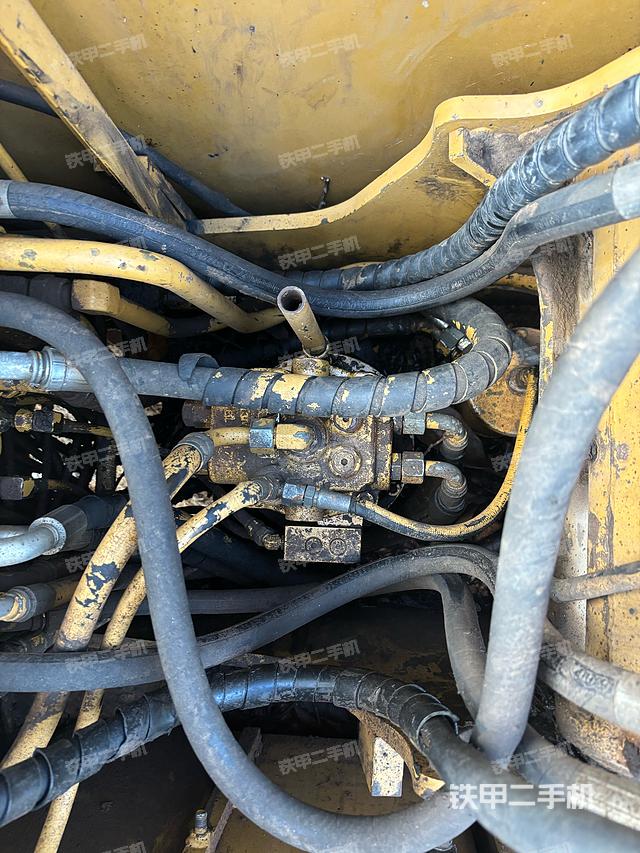 回转马达和主控阀(整机外观) 回转马达和主控阀(整机外观)