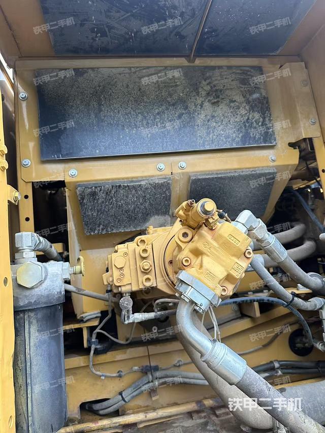 液压泵舱室正面整体(整机外观) 液压泵舱室正面整体(整机外观)