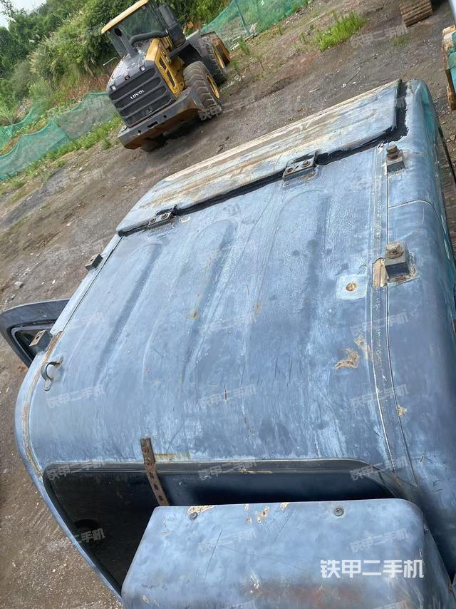 驾驶室顶部(整机外观) 驾驶室顶部(整机外观)