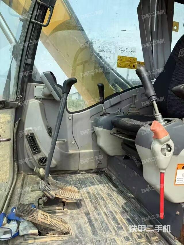 驾驶室顶部(整机外观) 驾驶室顶部(整机外观)