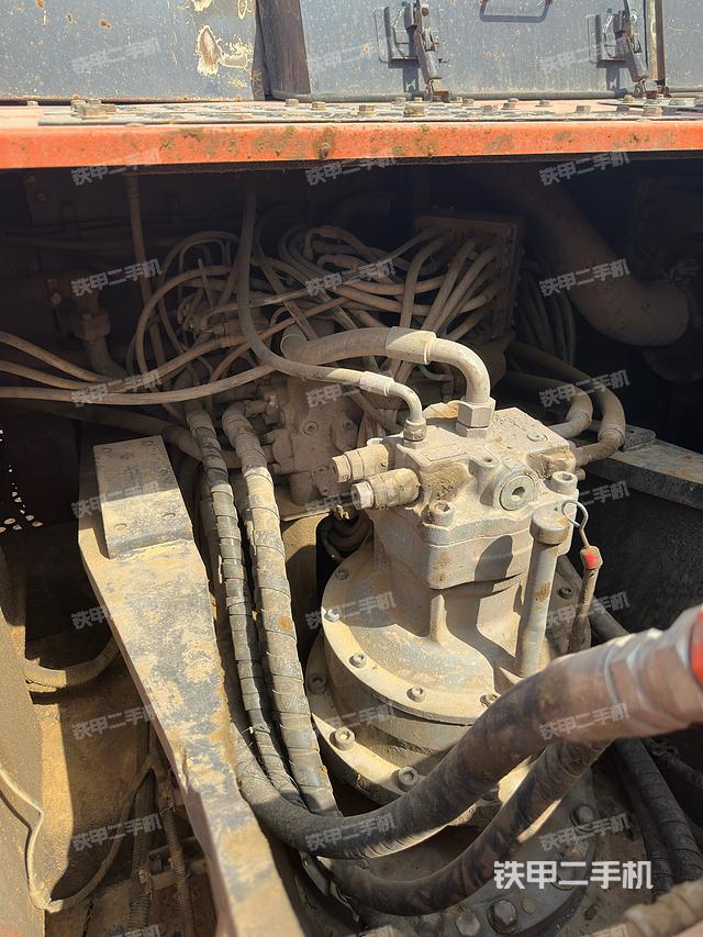 回转马达和主控阀(整机外观) 回转马达和主控阀(整机外观)