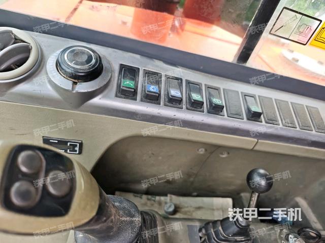 驾驶室正侧(驾驶室部分)  驾驶室正侧(驾驶室部分)