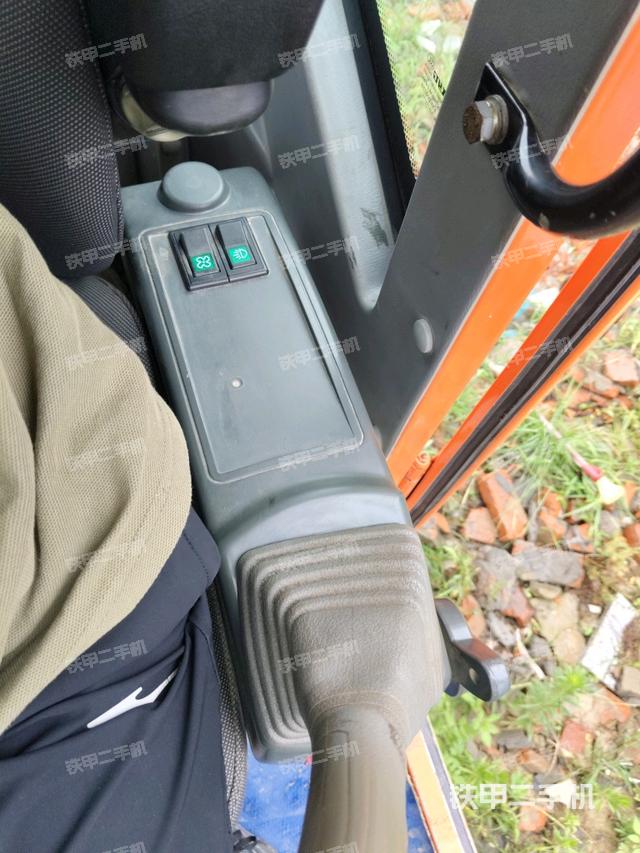 座椅左侧控制台/音响/含左手柄（驾驶室部分）