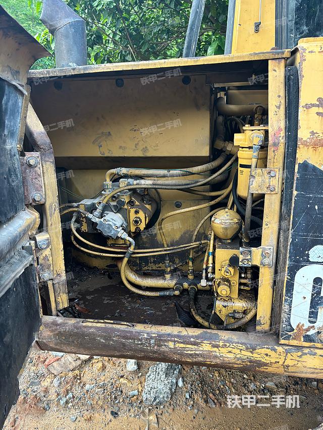 液压泵舱室正面整体(整机外观) 液压泵舱室正面整体(整机外观)