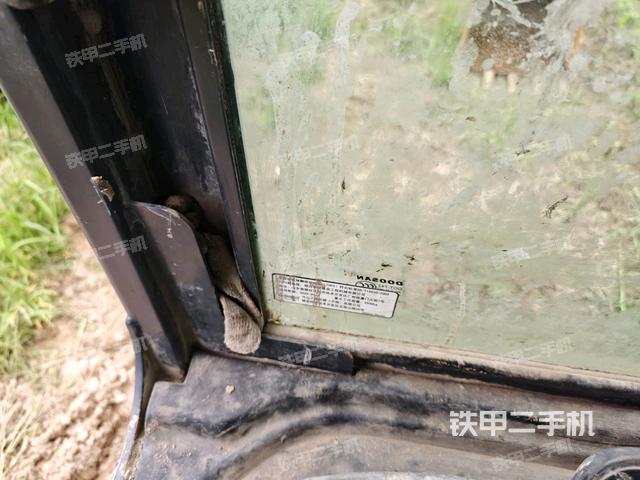 座椅左侧控制台/音响/含左手柄(驾驶室部分) 座椅左侧控制台/音响/含左手柄(驾驶室部分)