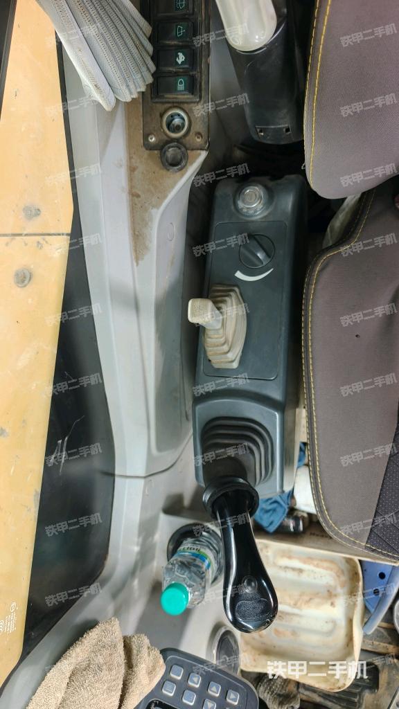 座椅右侧控制台/钥匙门/油门/含右手柄(驾驶室部分) 座椅右侧控制台/钥匙门/油门/含右手柄(驾驶室部分)