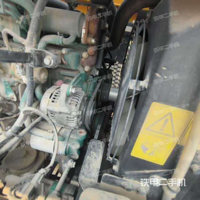 回转马达和主控阀(整机外观) 回转马达和主控阀(整机外观)