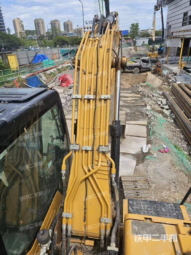 驾驶室顶部(整机外观) 驾驶室顶部(整机外观)