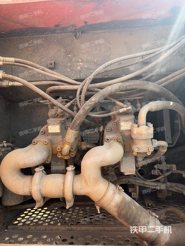 液压泵舱室正面整体(整机外观) 液压泵舱室正面整体(整机外观)