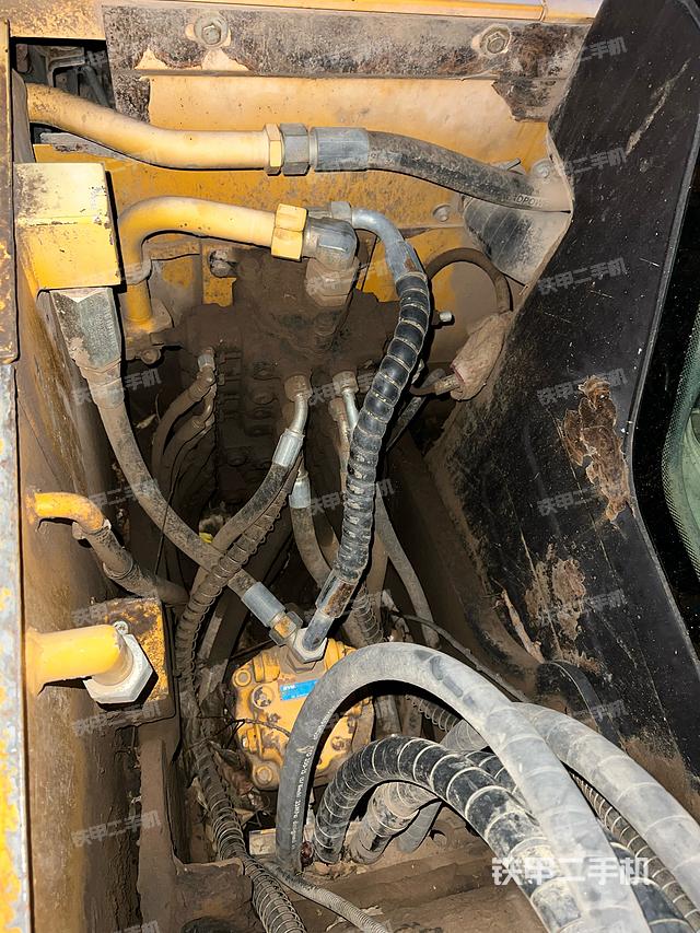 回转马达和主控阀（整机外观）