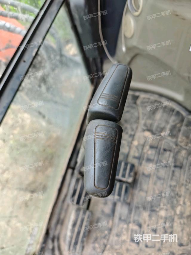 座椅右侧控制台/钥匙门/油门/含右手柄(驾驶室部分) 座椅右侧控制台/钥匙门/油门/含右手柄(驾驶室部分)