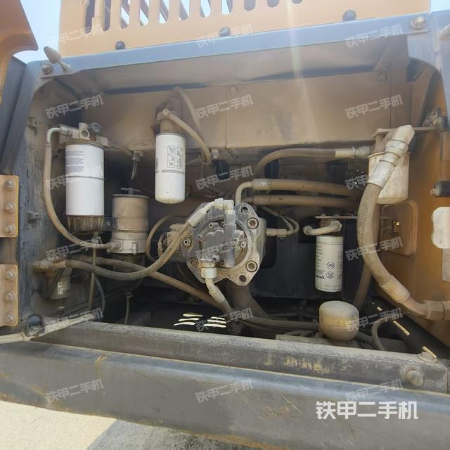 液压泵舱室正面整体（整机外观）