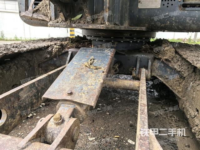 转盘和下车架正前(工作和回转装置) 转盘和下车架正前(工作和回转装置)