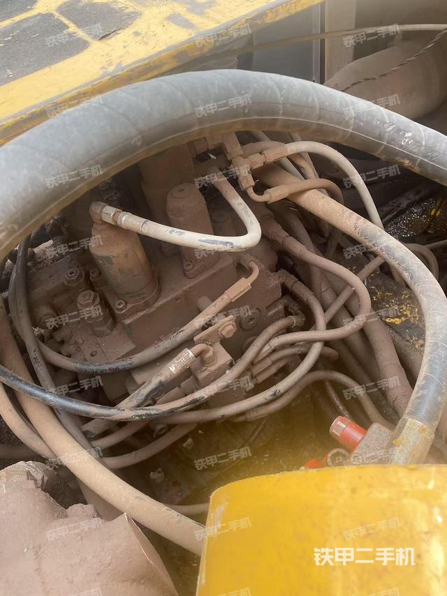 回转马达和主控阀(整机外观) 回转马达和主控阀(整机外观)