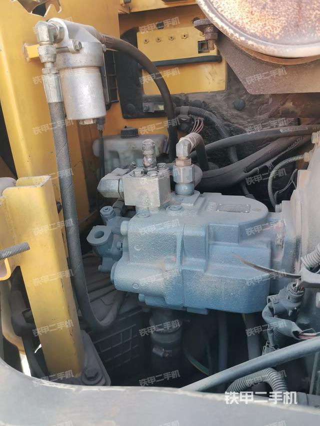 液壓泵艙室正面整體(整機(jī)外觀) 液壓泵艙室正面整體(整機(jī)外觀)