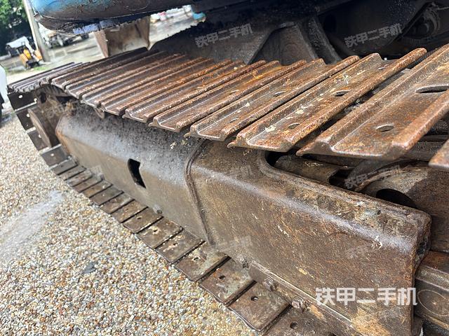 液压泵舱室正面整体（整机外观）